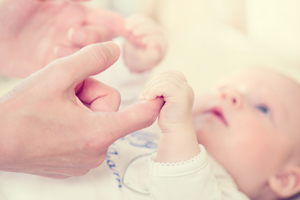 能拿孩子的頭發(fā)做親子鑒定嗎?